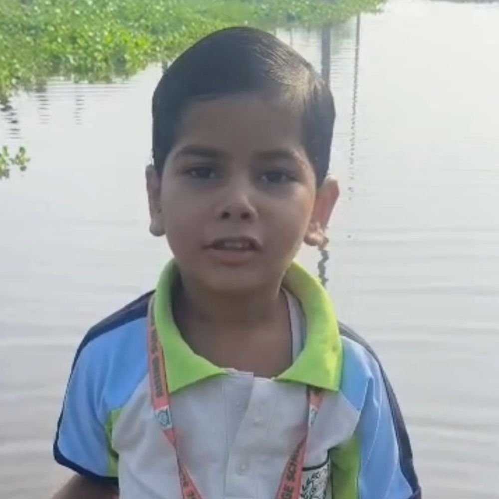 जलभराव से परेशान बच्ची ने डीएम से लगाई गुहार:नर्सरी क्लास की बच्ची बोली- स्कूल जाने के लिए जूते उतारकर गंदे पानी से गुजरना पड़ता है