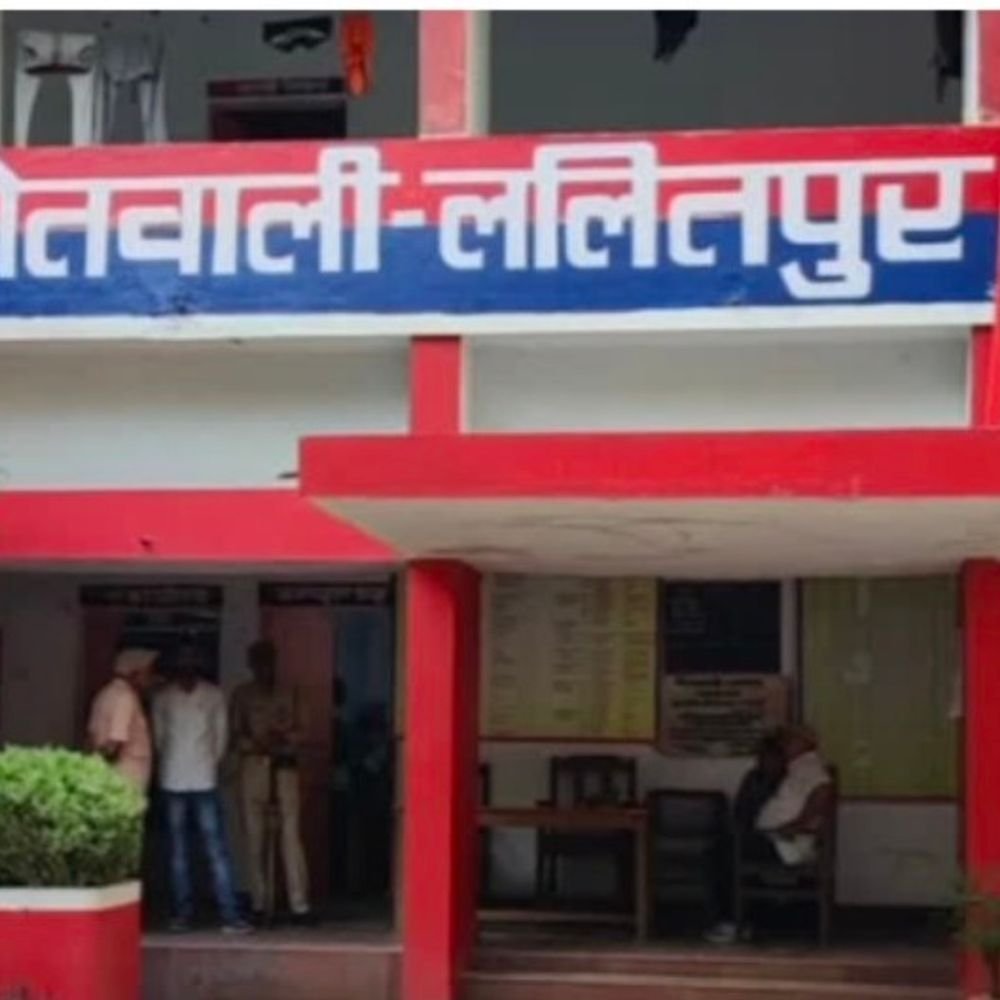 ललितपुर में कोर्ट के बाहर युवक से मारपीट:मुकदमों में राजीनामे का दबाव, 10 दिन बाद 5 पर मुकदमा