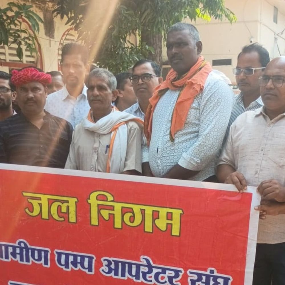 ग्रामीण पंप ऑपरेटरों ने मानदेय बढ़ाने को लेकर प्रदर्शन किया:देवरिया कलेक्ट्रेट में DM को सौंपा ज्ञापन, यूपीसीओएस में शामिल करने की मांग