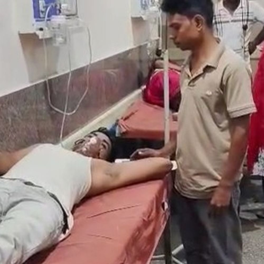ग्राम प्रधान पर शिकायतकर्ता को पीटने का आरोप:कुशीनगर में जांच अधिकारियों के सामने मारपीट की, विकास कार्यों की शिकायत की थी