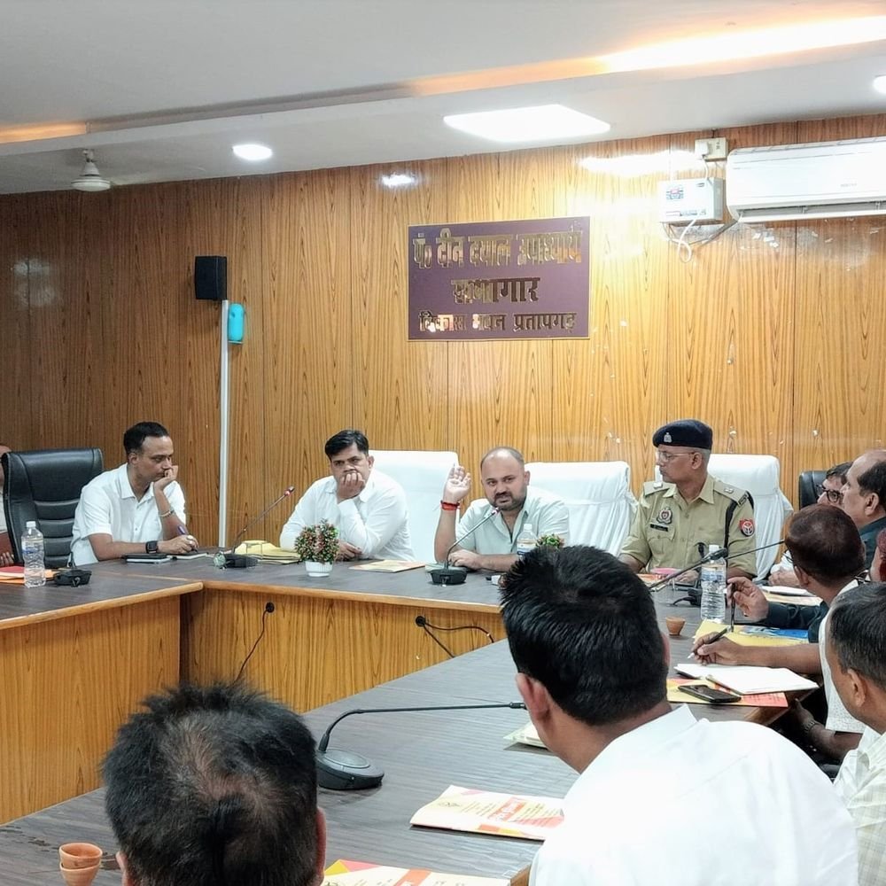 प्रतापगढ़ में 21 केंद्रों पर 52,272 अभ्यर्थी देंगे PET परीक्षा:डीएम ने बैठक कर व्यवस्थाओं की समीक्षा की, तलाशी के बाद मिलेगा प्रवेश