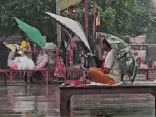 यूपी के 21 जिलों में भारी बारिश का अलर्ट:लखनऊ में बादल छाए, तेज हवा चल रही, ओले गिरेंगे