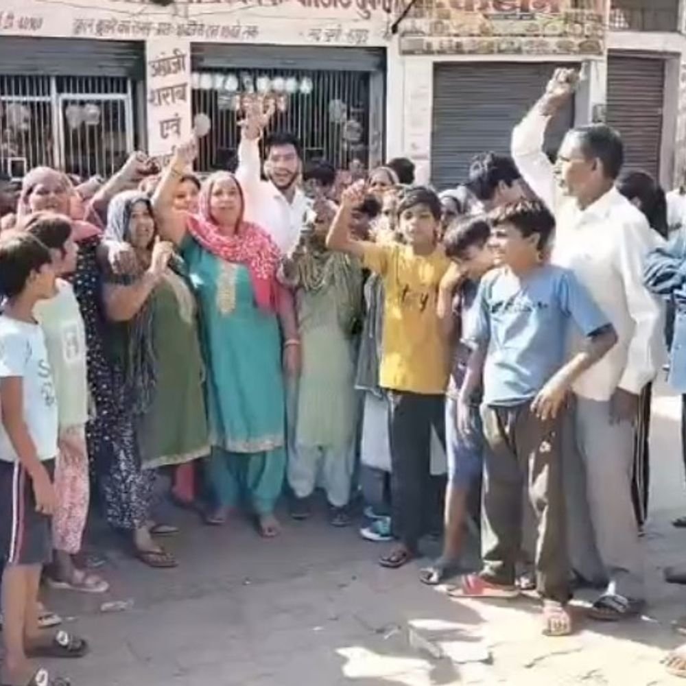 हापुड़ में शराब दुकानों के विरोध में महिलाओं का धरना:अभद्रता का आरोप, हटाने तक धरना जारी रखने की चेतावनी