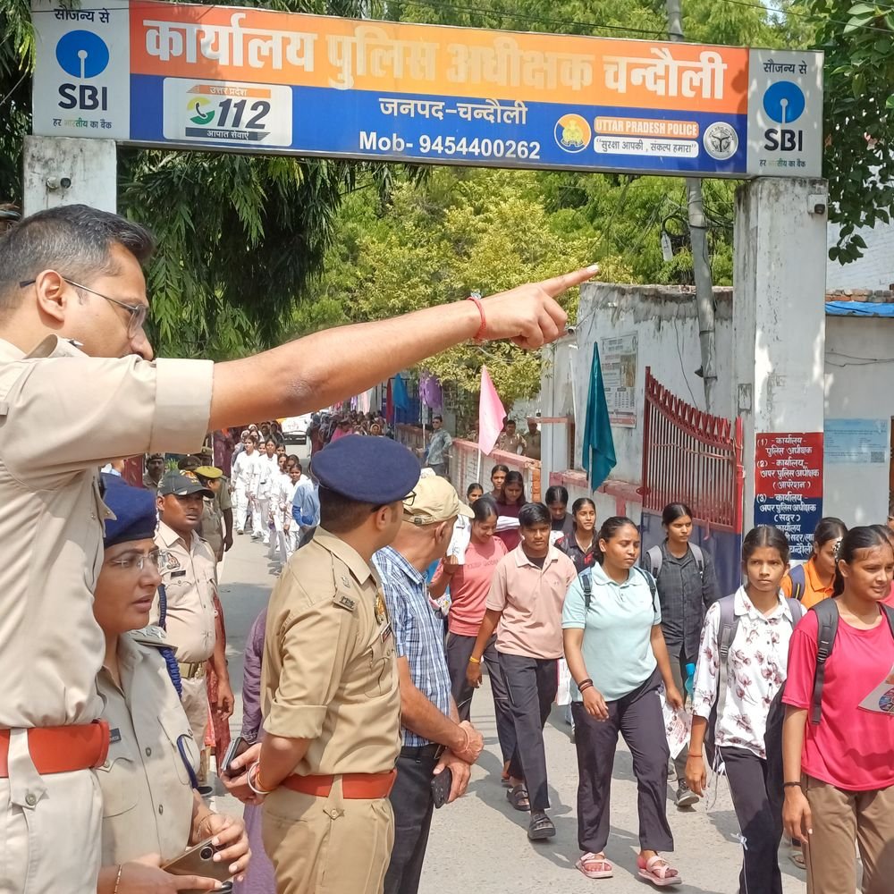 चंदौली में पुलिस ने निकाली जागरूकता रैली:महिला पुलिसकर्मी, छात्राएं और स्वयं सहायता समूह की महिलाएं शामिल