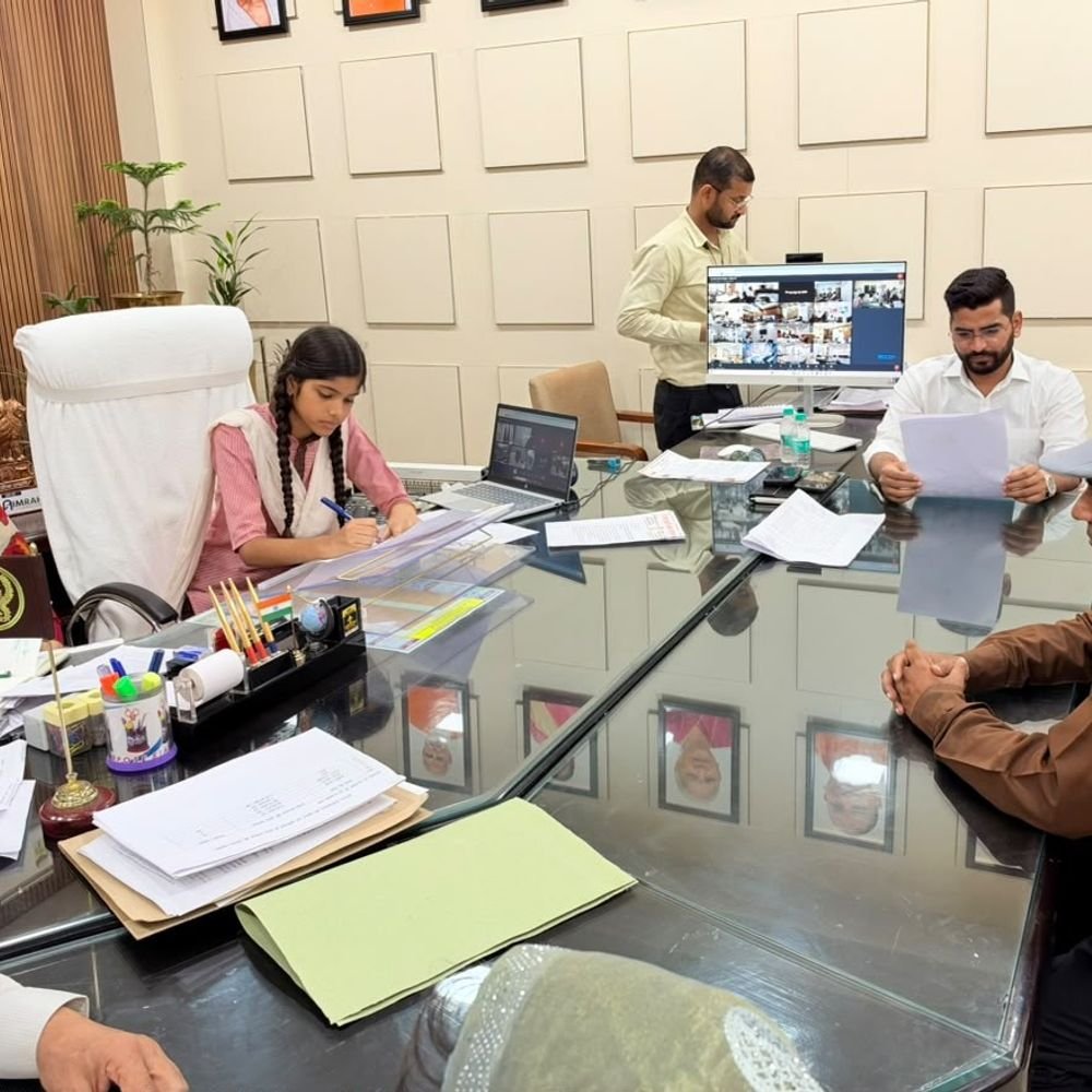 6वीं की छात्रा पायल बनीं एक दिन की DM:6 फरियादियों की शिकायतें सुनीं, अधिकारियों को कार्रवाई के निर्देश दिए