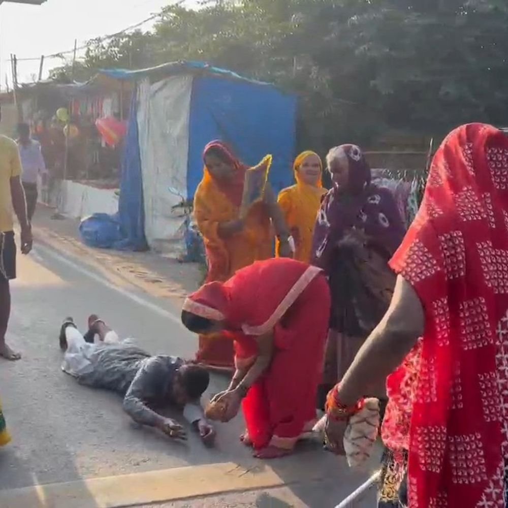 मां-बहन के स्वस्थ होने पर श्रद्धालु दंडवत मंदिर पहुंचे:गुरुगांव देवी मंदिर में पूरी हुई मन्नत, 15 हजार से ज्यादा ने किए दर्शन