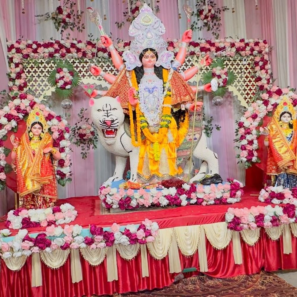 सुलतानपुर में दुर्गा पूजा महोत्सव:पूजा समिति सीताकुण्ड द्वारा कौडी और कलावे से बनाई गई प्रतिमा