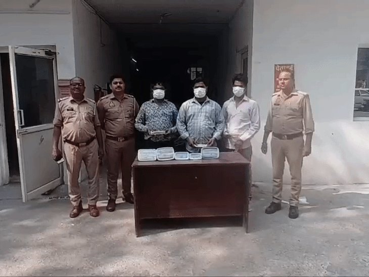 नोएडा पुलिस ने पकड़े तीन शातिर बदमाश:भीड़भाड़ वाले जगहों पर लोगों को करते है टारगेट, 10 मोबाइल बरामद, चोरी किया था आईफोन