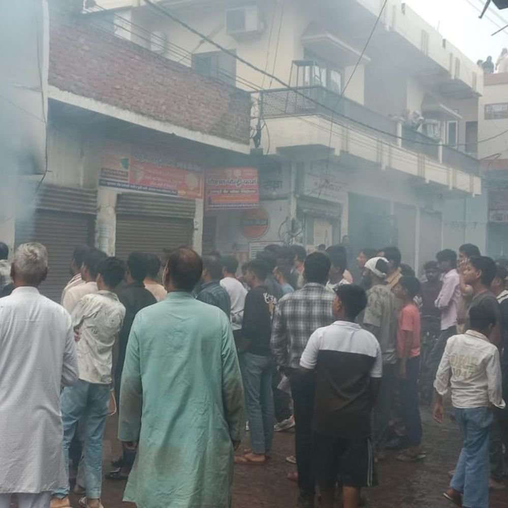 मेरठ में मकान में आग लगी, 7 लोग फंसे:सीढ़ी लगाकर बचाए गए, दुकान से मकान तक लपटें पहुंची थीं