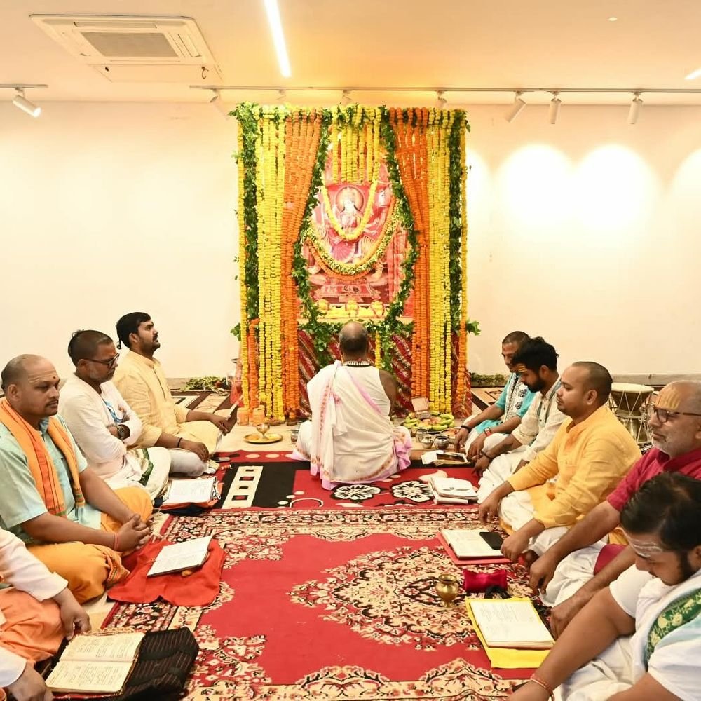 काशी विश्वनाथ धाम में शक्ति आराधना:अष्टमी पर गूंजे वैदिक मंत्र, मां विशालाक्षी को अर्पित की श्रृंगार सामग्री