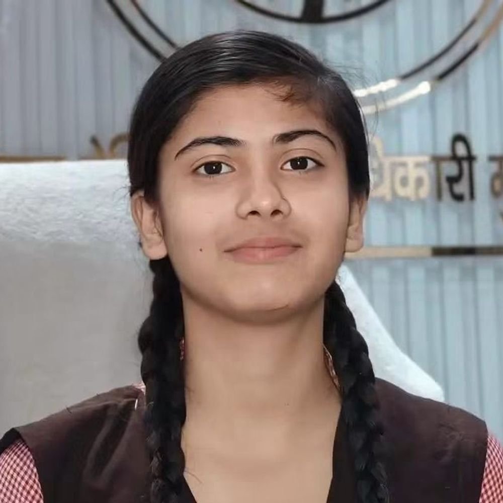 मुरादाबाद में छात्रा सृष्टि बनीं एक दिन की बीएसए अधिकारी:सरकारी योजनाओं की प्रगति जानी और विभागीय फाइलों का किया निरीक्षण