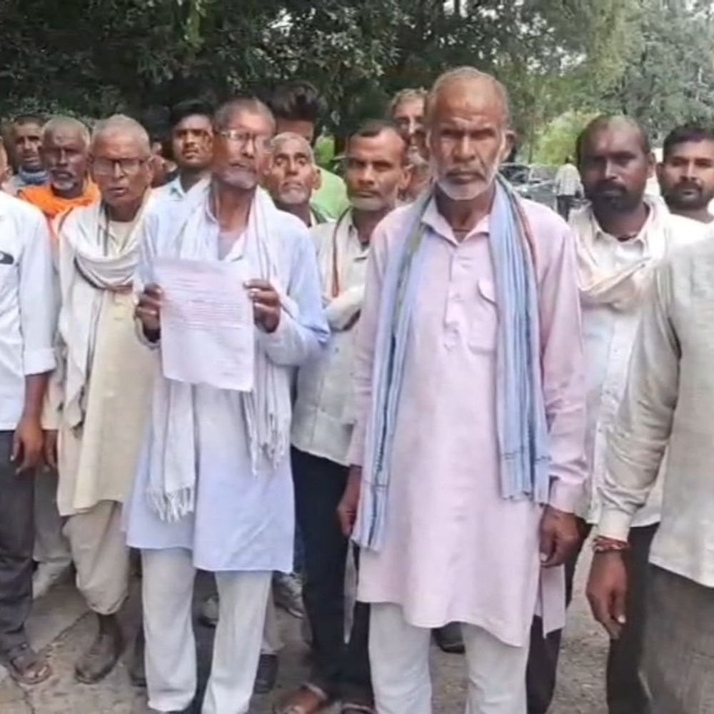 महोबा में मुआवजा न मिलने पर ग्रामीणों का प्रदर्शन:2009 से टूटे घरों में रह रहे ग्रामीण, डीएम को ज्ञापन दिया