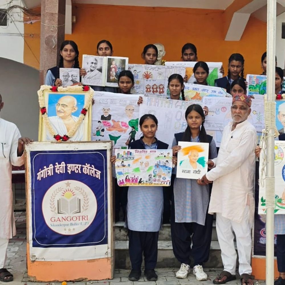 गांधी-शास्त्री जयंती पर पोस्टर प्रतियोगिता:सिकंदरपुर में विद्यार्थियों ने कचरा प्रबंधन के प्रति किया जागरू