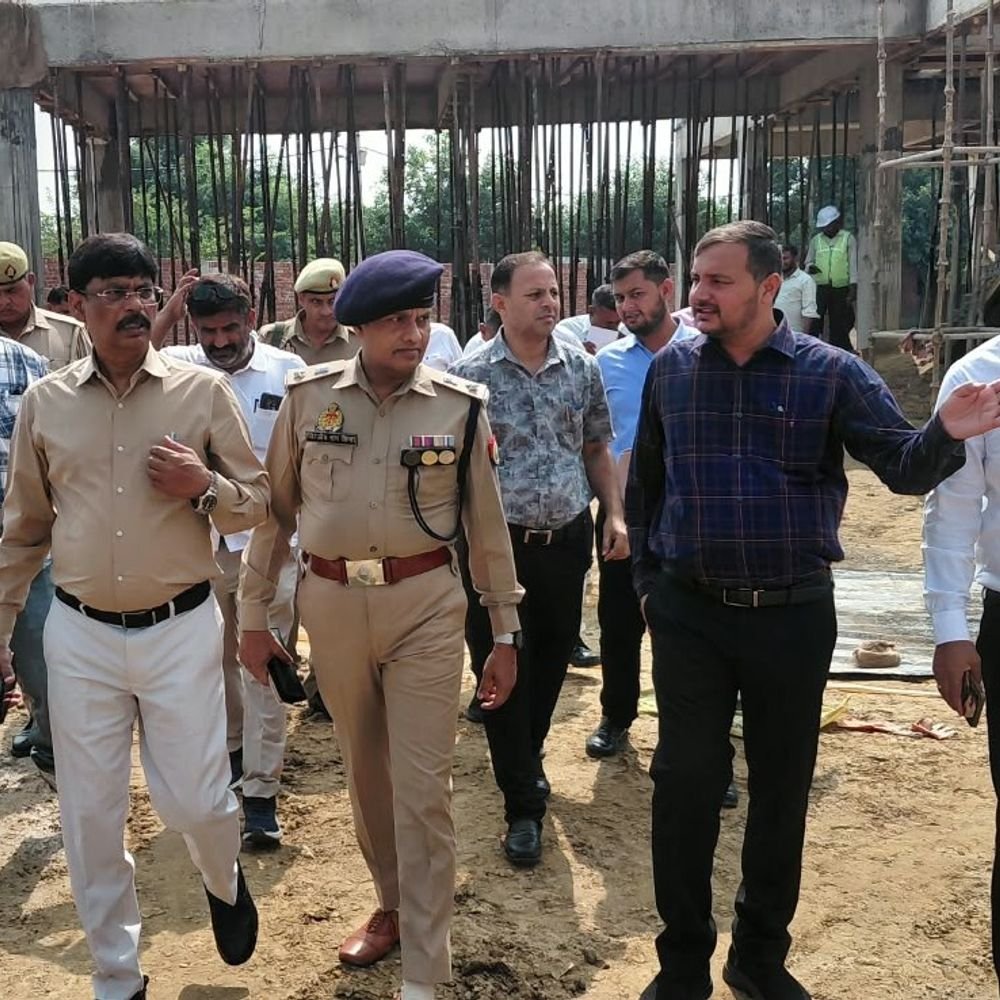 हाथरस में डीएम-एसपी ने किया कन्वेंशन सेंटर का निरीक्षण:7.17 करोड़ की लागत से बन रहा गेस्ट हाउस, अगले साल होगा पूरा