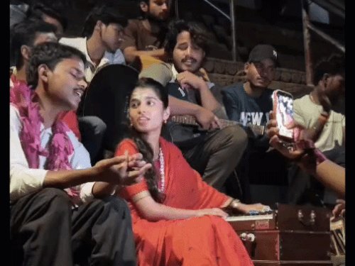 काशी के घाट पर सुरों का संगम;VIDEO:युवाओं की महफ़िल में अचानक पहुँचीं मैथिली ठाकुर, एक घंटे तक गूंजे भजन