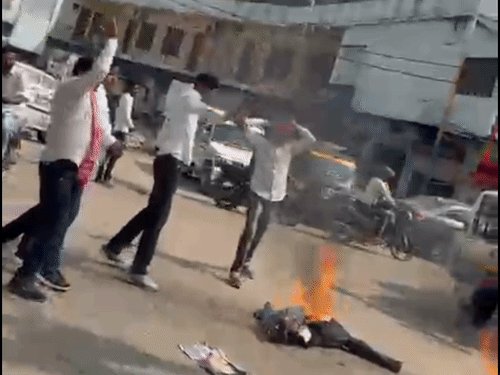 सपा के प्रदर्शन के बाद महोबा में पुलिस कार्रवाई:जिलाध्यक्ष और उपाध्यक्ष समेत 10 नेताओं पर केस दर्ज