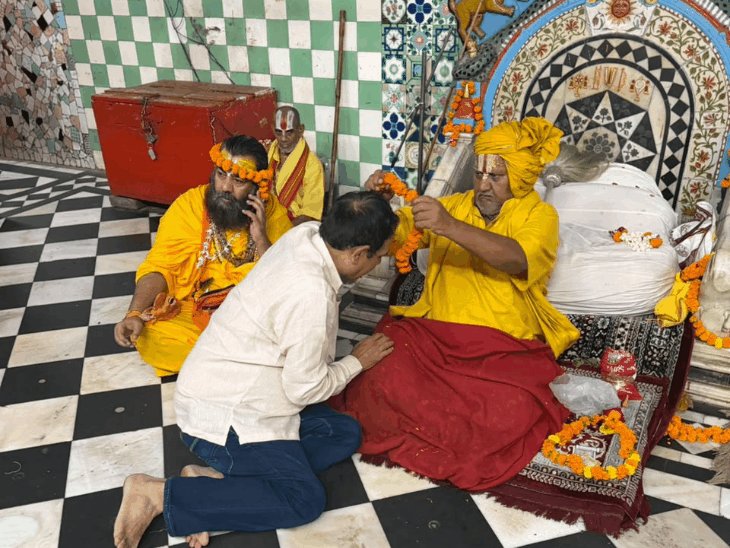अयोध्या की रामलीला के निदेशक सुभाष मलिक अयोध्या पहुंचे:हनुमानगढ़ी दर्शन कर लिया आशीर्वाद,रामलीला आरंभ से पहले की धार्मिक रस्म