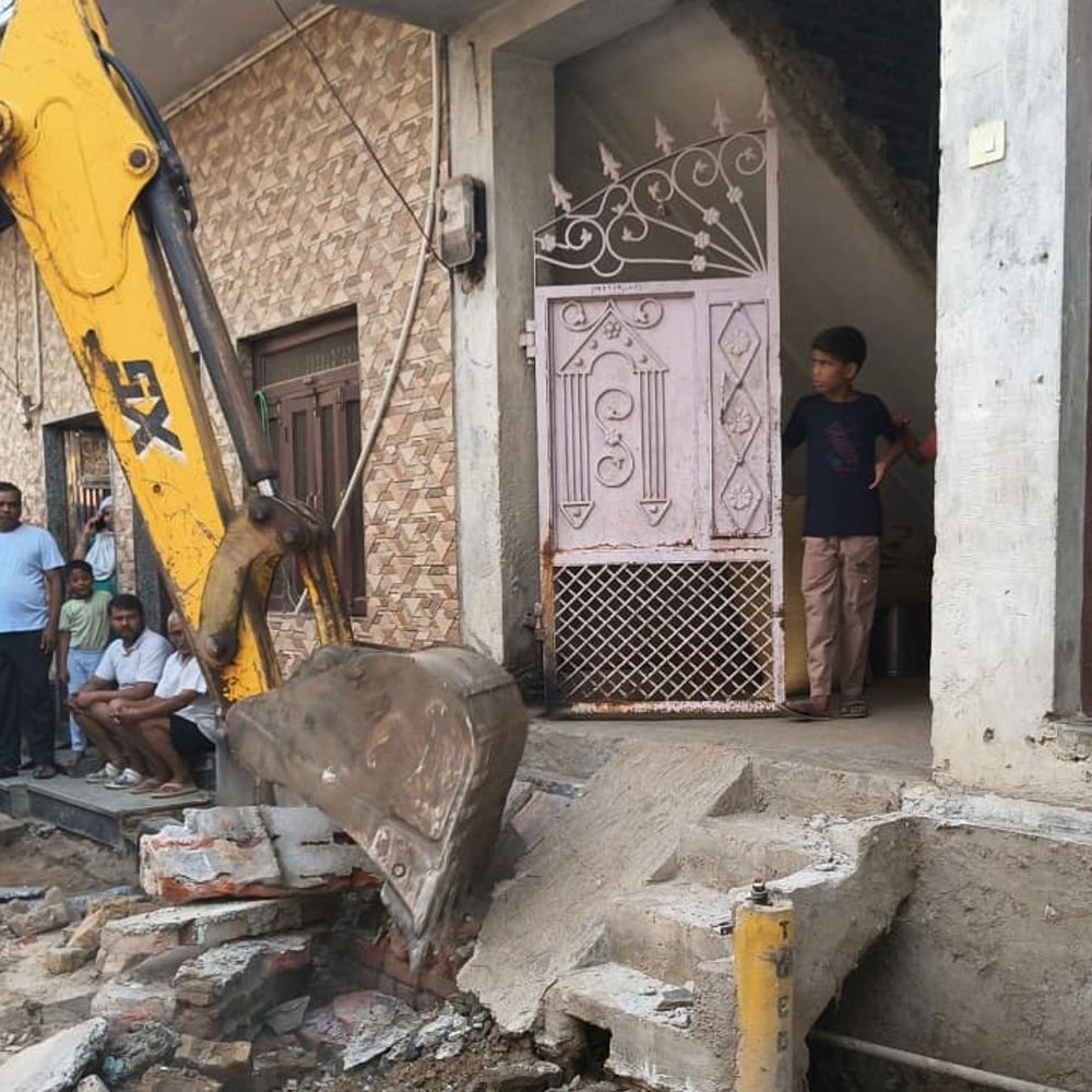 मथुरा नगर निगम ने अवैध सीढ़ियां और स्लैब हटाए:गली निर्माण में आ रही थी बाधा, जनसुनवाई में शिकायत के बाद कार्रवाई