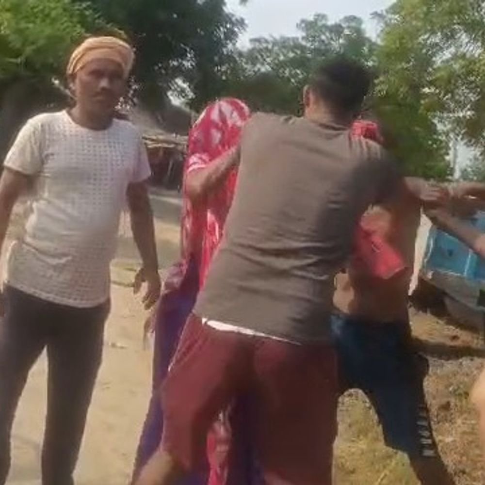 रास्ते में पानी डालने पर दंपती को जमकर पीटा VIDEO:उन्नाव में 4 लोगों पर FIR दर्ज, तलाश कर रही पुलिस