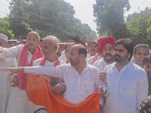 संविधान और लोकतंत्र बचाने मेरठ में सड़क पर समाजवादी पार्टी:नारेबाजी करते हुए किया प्रदर्शन, चुनाव आयुक्त को हटाने की मांग