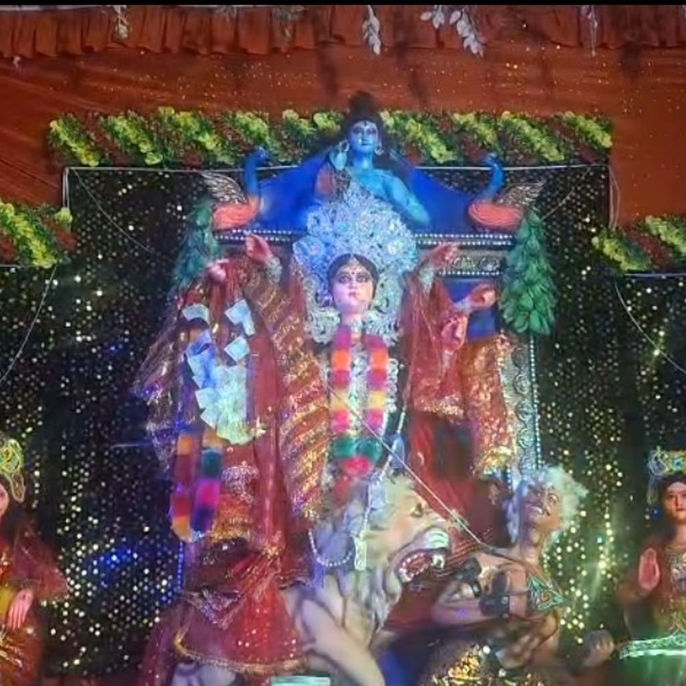 नवरात्रि के चौथे दिन मां कूष्मांडा की पूजा:दुर्गा पंडालों में उमड़ी श्रद्धालुओं की भीड़, धार्मिक झांकियां और सांस्कृतिक प्रस्तुतियां बनीं आकर्षण