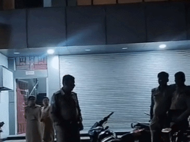 कारोबारी पति को दूसरी महिलाओं संग रंगरलियां मनाने का आरोप:रायबरेली में पत्नी बोली- जमीन बेचकर अय्याशी करता है, पुलिस ने होटल से 2 औरतों को हिरासत में लिया