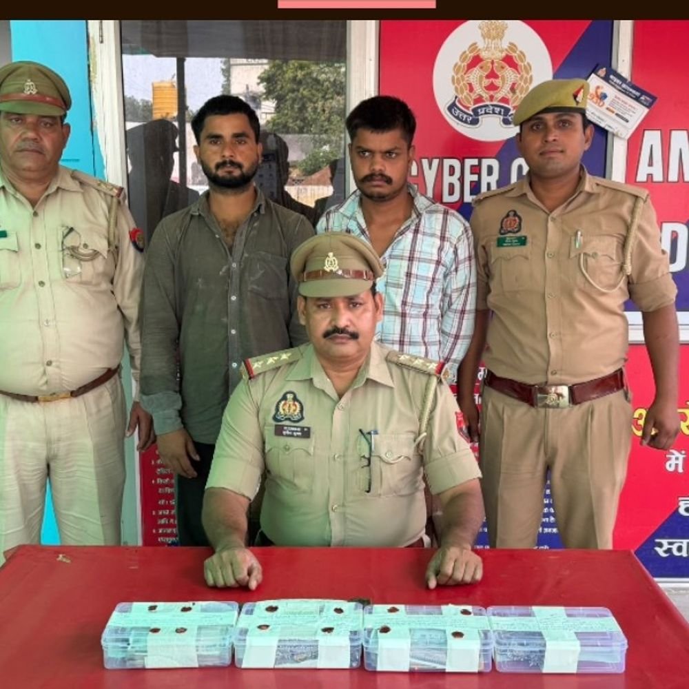 अमरोहा में लाखों की चोरी का खुलासा:गांव के ही दो युवक गिरफ्तार, 5 लाख का माल बरामद