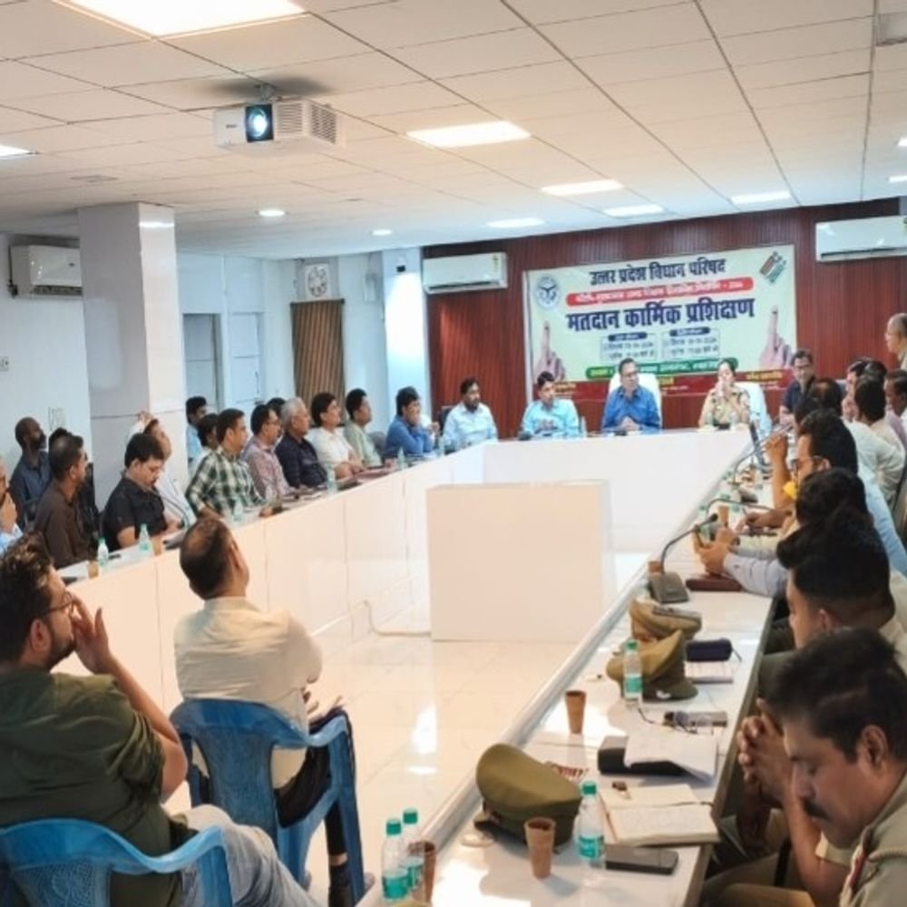 शाहजहांपुर डीएम ने मतदान अधिकारियों को दिए निर्देश:बरेली-मुरादाबाद खंड स्नातक चुनाव के लिए, लापरवाही पर सख्त चेतावनी