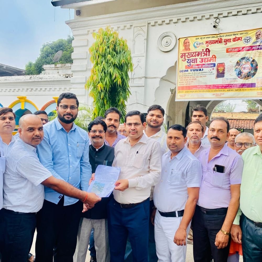 उप निबंधन कार्यालय की समस्याओं पर अधिवक्ताओं ने सौंपा ज्ञापन:महराजगंज में जर्जर रास्ते और नाली की समस्या पर अधिशासी अधिकारी आलोक मिश्रा को दिया
