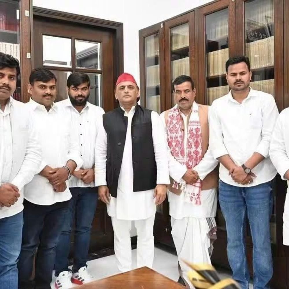 भाजपा नेता ने अखिलेश यादव से की मुलाकात:कल समाजवादी पार्टी में शामिल होंगे भवानी भीख शुक्ला, पत्नी ब्लॉक प्रमुख है