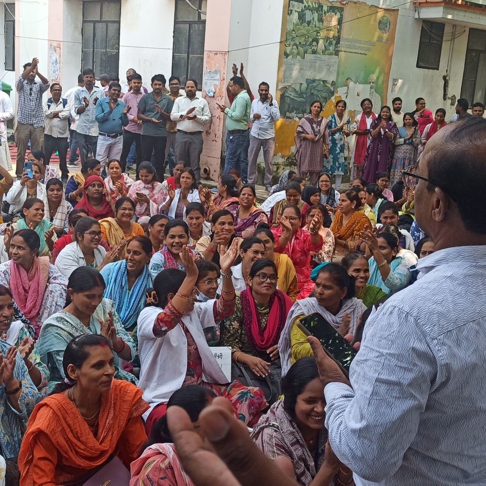 NHM कर्मचारियों का सीएमओ ऑफिस के बाहर प्रदर्शन:कर्मचारी बोले- कानपुर में ट्रेलर है, असली पिक्चर लखनऊ में बाक़ी है