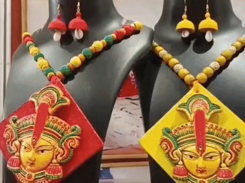 पति की बिगड़ी तबियत तो परिवार का बनीं सहारा:टेराकोटा की ज्वेलरी से बनाई पहचान, गोरखपुर की सुनीता ने 500 महिलाओं को दिया रोजगार