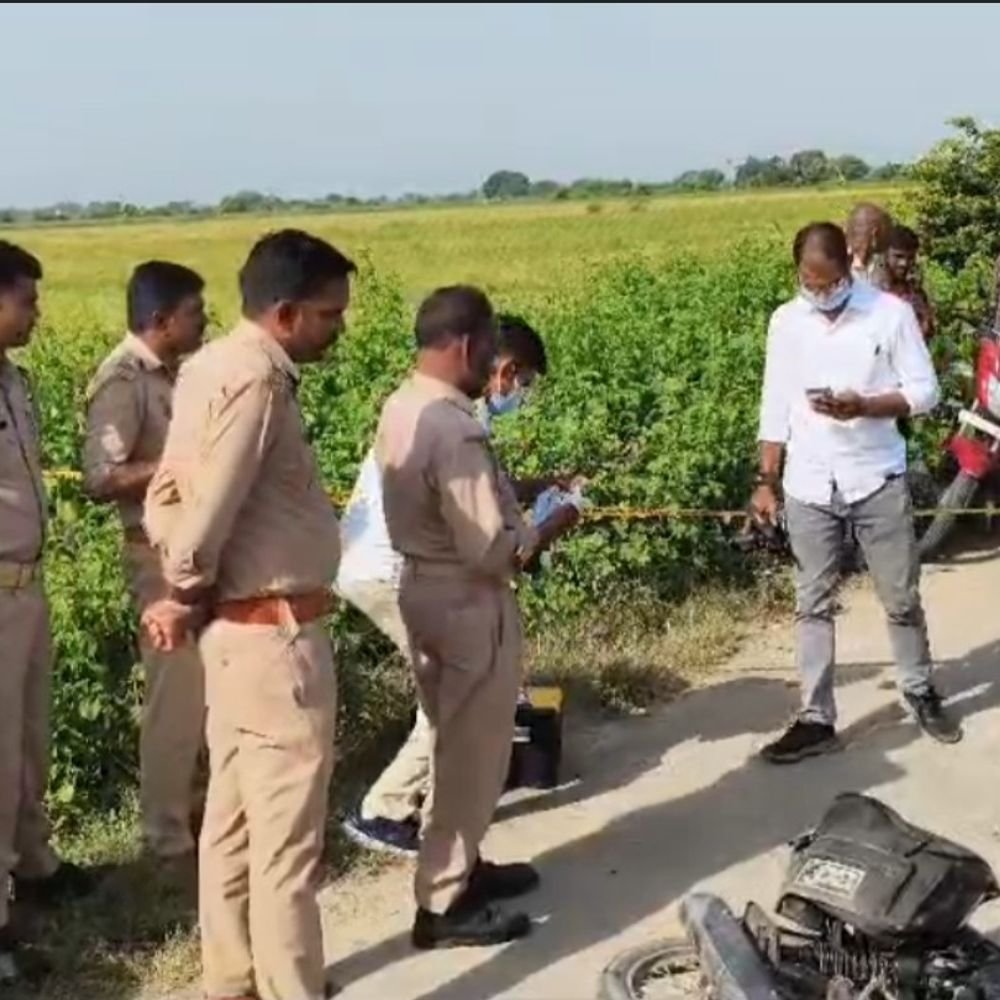 जालौन में सड़क पर मिला अधेड़ का शव:पास में खड़ी मिली बाइक, हादसे की आशंका, पुलिस जांच में जुटी