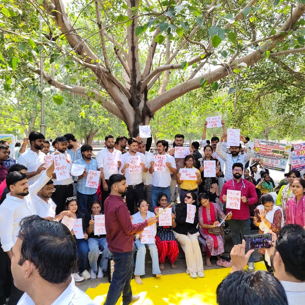 लखनऊ में सीएचओ का धरना प्रदर्शन:13वें दिन नहीं बनी कोई सहमति, निर्णय लेने की मांग