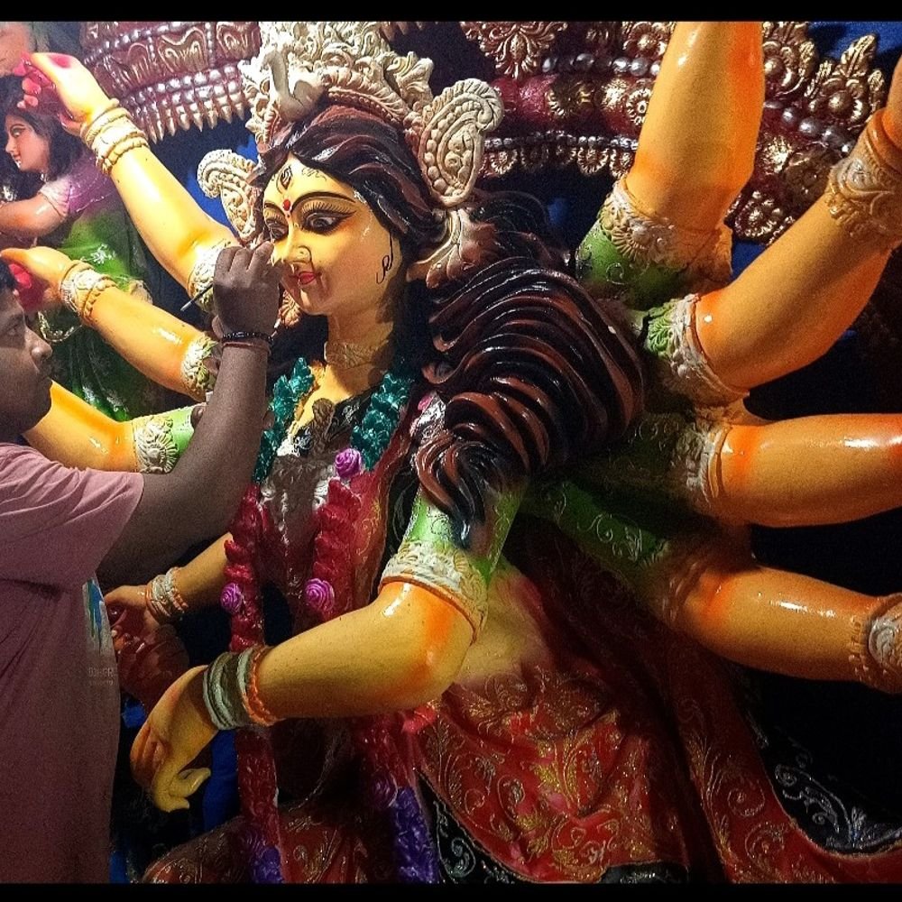देवरिया में नवरात्र की तैयारी:बंगाल के मूर्तिकार मां दुर्गा की प्रतिमाओं को अंतिम रूप दे रहे