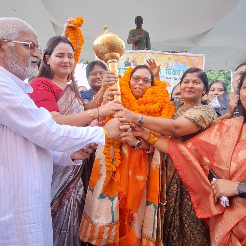 सपा महिला सभा जिलाध्यक्ष विभा पाल भाजपा में शामिल:गाजीपुर में एक दिन पहले दिया था इस्तीफा, बोलीं- अपने पुराने घर में आ गई हूं