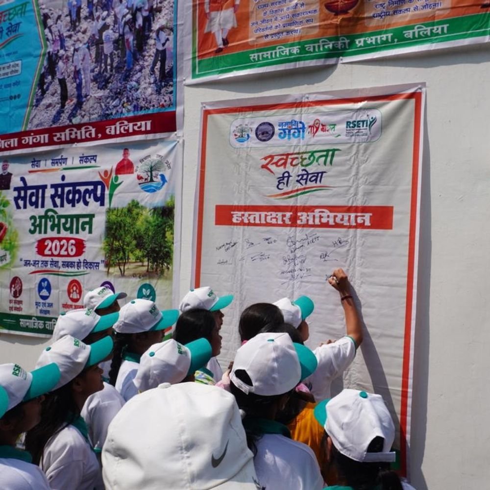 बलिया में युवाओं और प्रशिक्षुओं ने किया श्रमदान:सेवा संकल्प अभियान के तहत स्वच्छता और नशा मुक्ति के लिए निकाली रैली