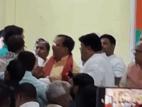 आजमगढ़ में भाजपा कार्यालय में जमकर मारपीट:खुलकर सामने आई गुटबाजी, जिला अध्यक्ष और पदाधिकारी के बीच में झड़प, वीडियो