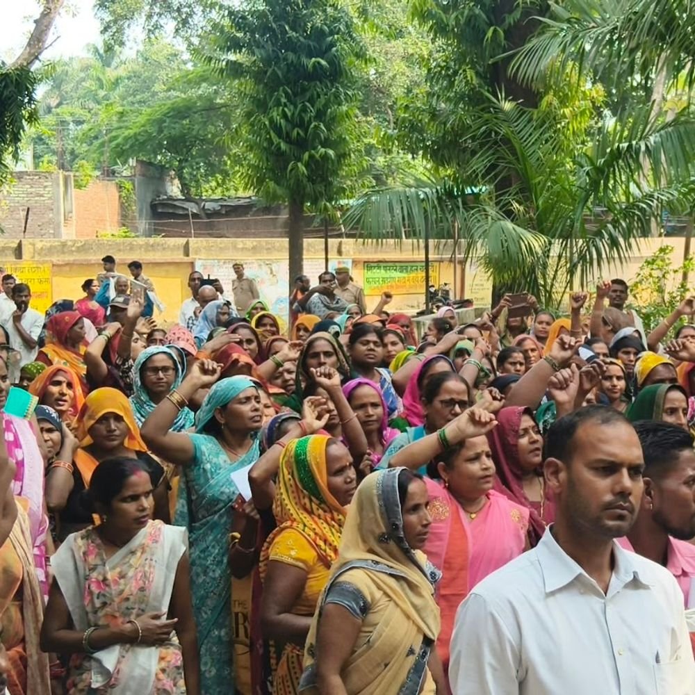 उन्नाव में केयरटेकरों का DM कार्यालय पर प्रदर्शन:मानदेय और सेवा संबंधी पांच सूत्रीय मांगों को लेकर उठाई आवाज