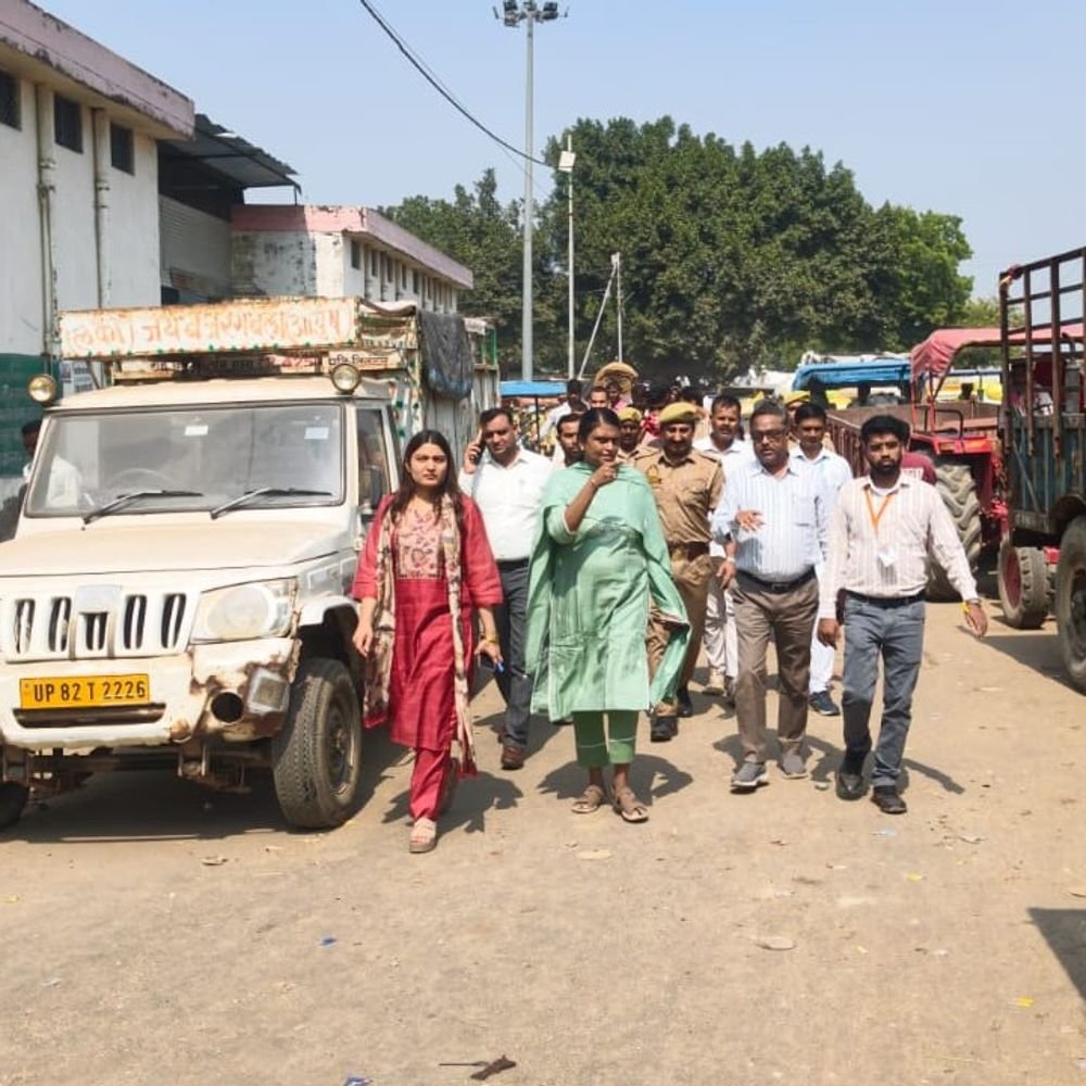 एटा मंडी में धान की आवक से जाम:डीएम ने लिया जायजा, वाहनों के प्रवेश-निकास पर एकल लाइन, पर्ची पर दर्ज होगा आने-जाने का समय