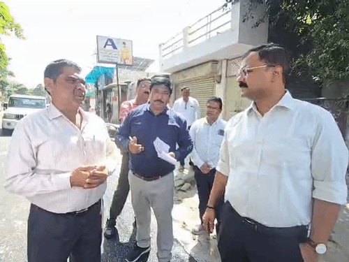 त्योहार से पहले मंदिरों के आसपास सड़कें होंगी गड्ढामुक्त:नगर आयुक्त ने पैचवर्क का किया निरीक्षण,बोले-लापरवाही बर्दाश्त नहीं होगी