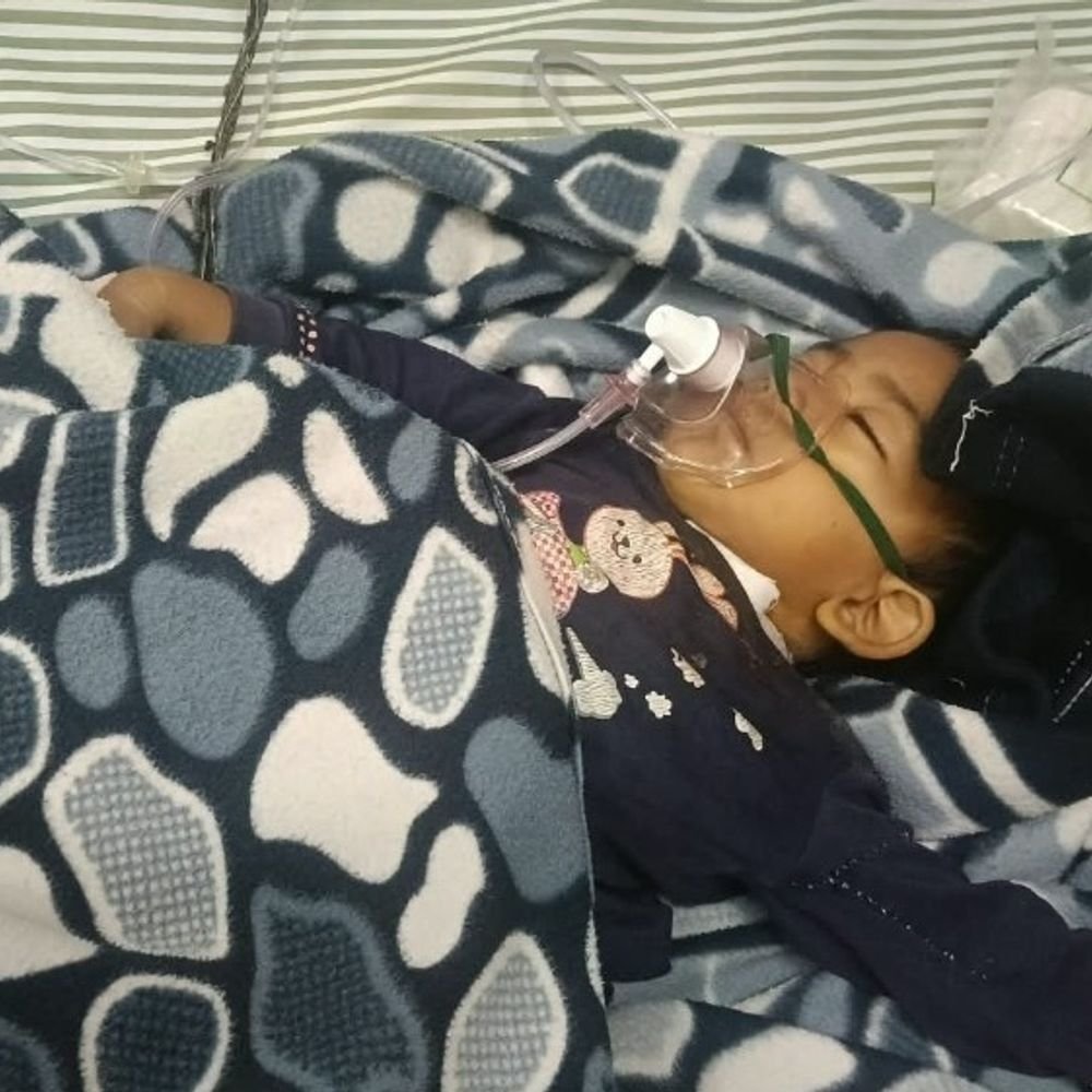 हाथरस में एक साल की बच्ची खेत में घायल मिली:गले पर धारदार हथियार से वार के निशान, आगरा रेफर