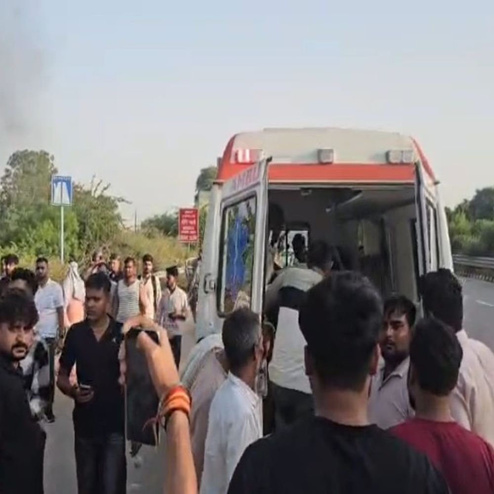 मथुरा में तेज रफ्तार कार की हुई टक्कर:कार में लगी आग,एक युवक की मौत 3 घायल