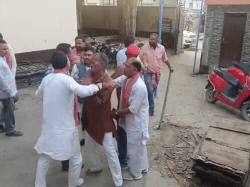 आगरा में आपस में भिडे़ सपा नेता:दोनों के बीच नोकझोंक-खींचतान हुई, वीडियो हो रहा वायरल