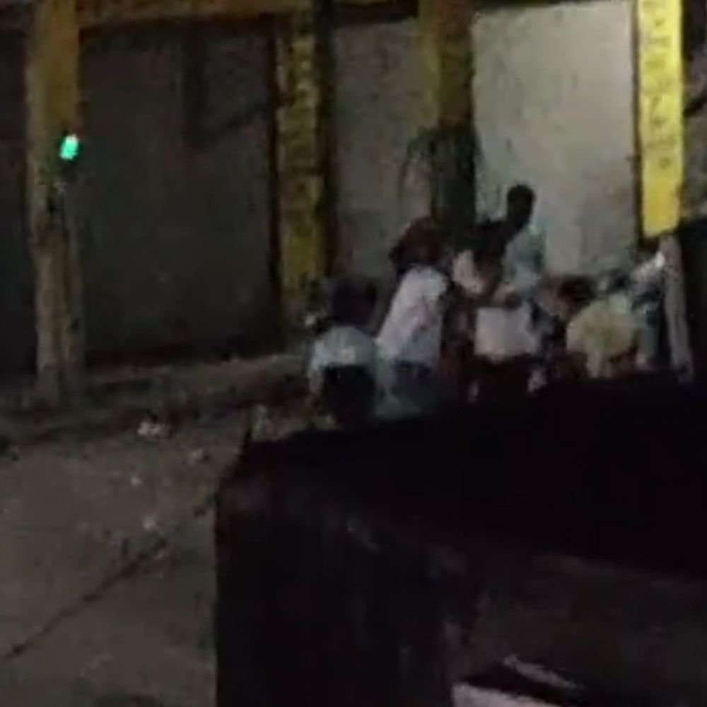 नशे में हंगामा कर रहे निलंबित सिपाही की पिटाई:लोगों से विवाद किया; पुलिस पर वीडियो डिलीट कराने का आरोप