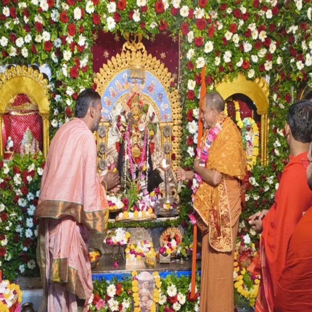 कात्यायनी पीठ पहुंचे जगद्गुरु शंकराचार्य स्वामी सदानन्द सरस्वती:देवी महात्म्य और भगवती की कृपा का किया वर्णन,मंदिर प्रबंधन ने किया स्वागत