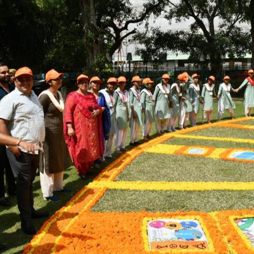 छात्राओं ने फूलों से बनाई 108 मीटर की भव्य रंगोली:गाजियाबाद नगर निगम सेवा संकल्प अभियान के तहत कर रहा कार्यक्रमों का आयोजन