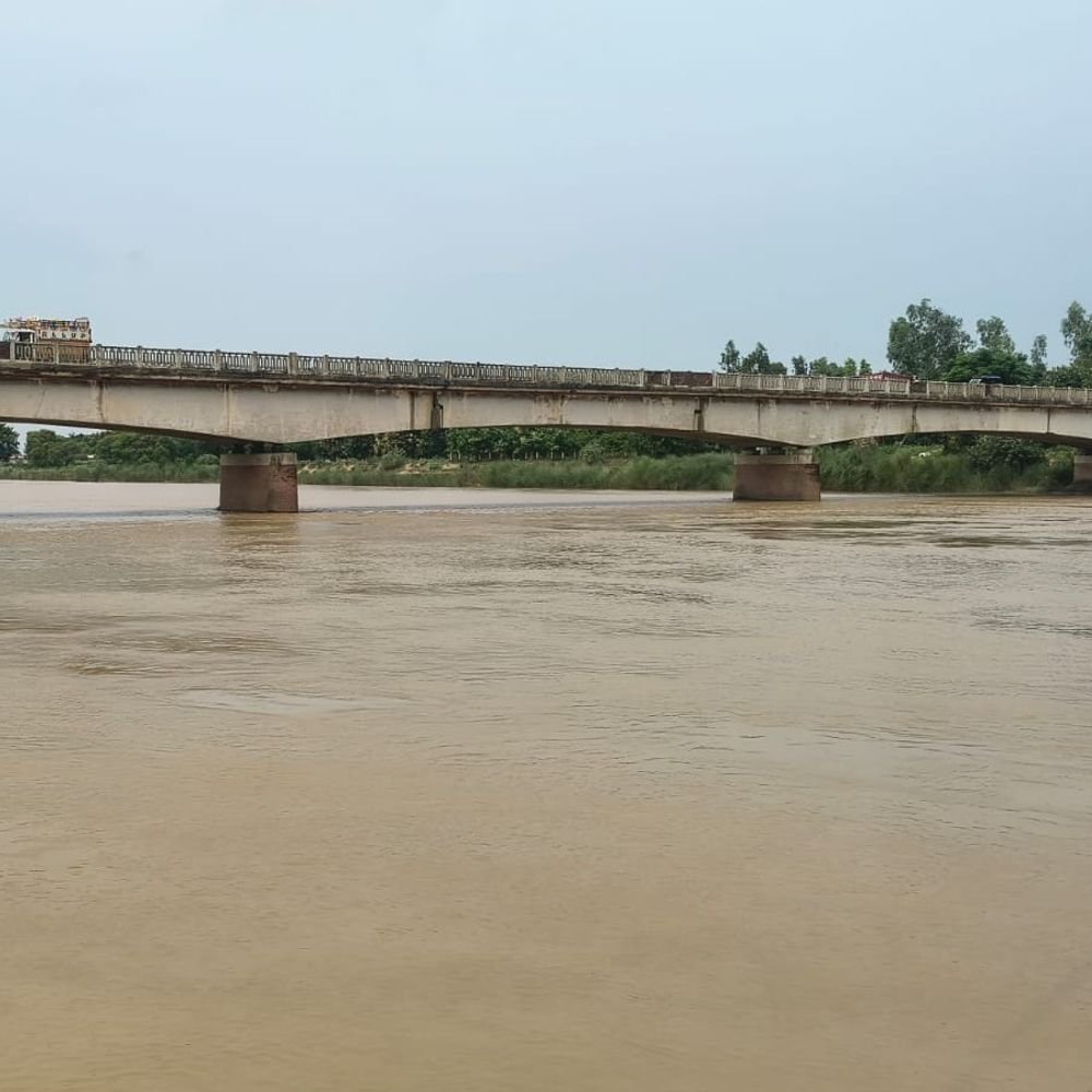 राप्ती नदी का जलस्तर खतरे के निशान से नीचे:बलरामपुर में 103.030 पर बह रहा पानी, प्रशासन अलर्ट पर, लगातार निगरानी