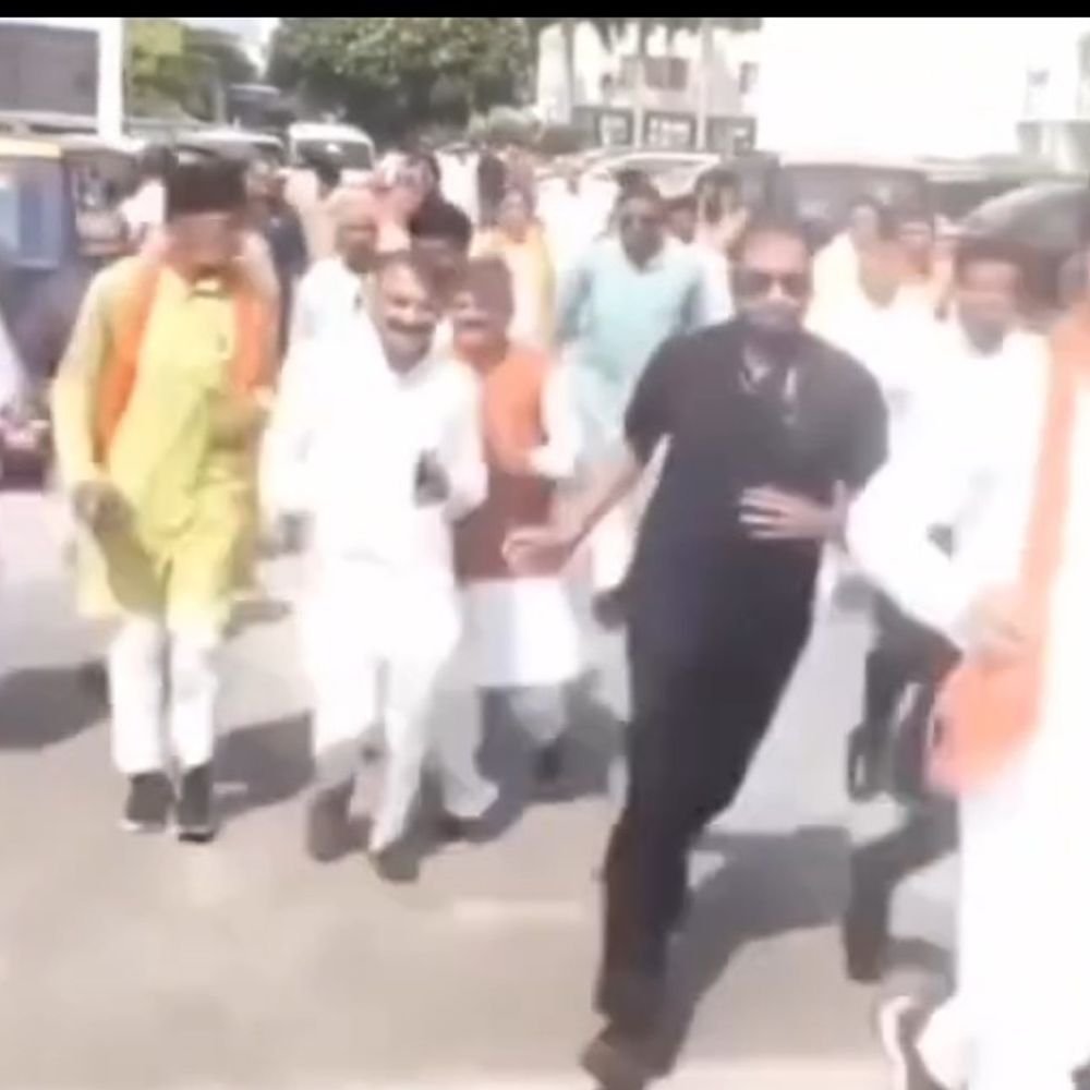 अयोध्या में विधायकों के दौड़कर पहुंचने का वीडियो वायरल:भाजपा जिलाध्यक्ष ने दी सफाई, कहा- कार्यक्रम में बदलाव से दौड़े विधायक, गलत नहीं