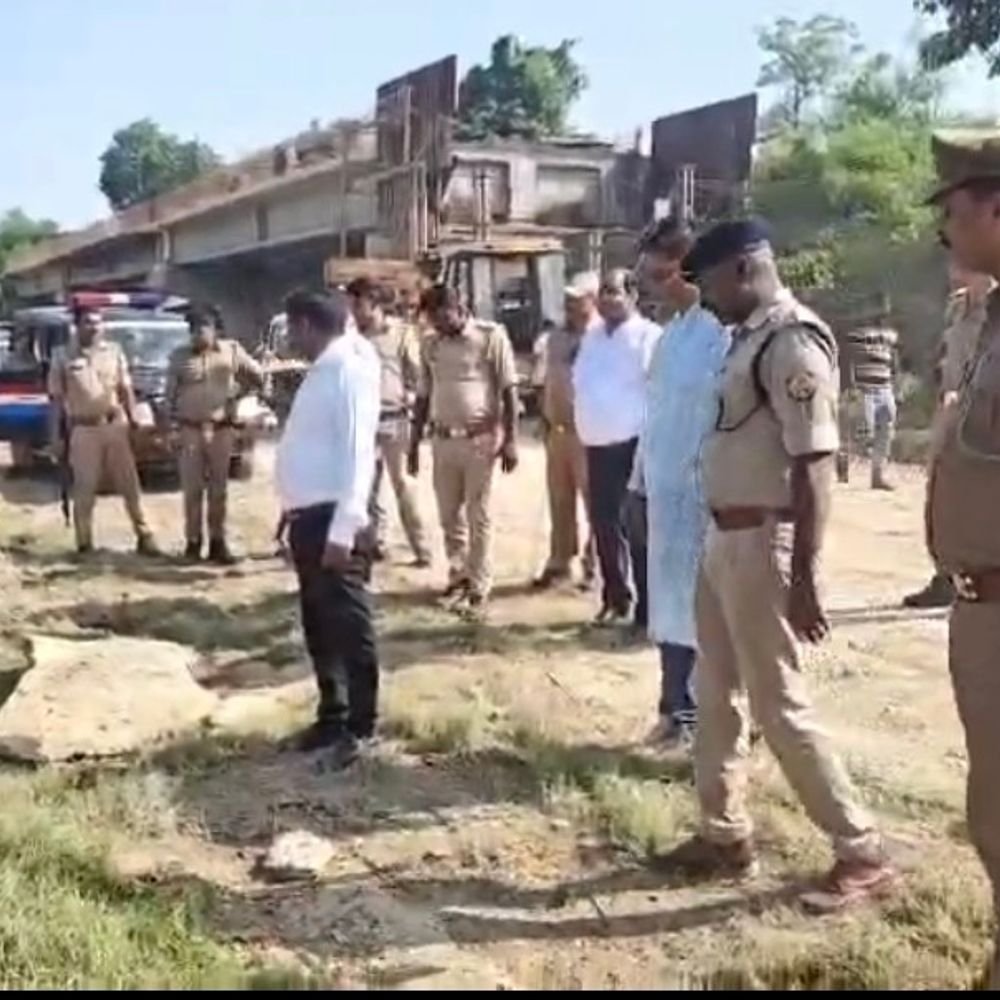 महराजगंज में मूर्ति विसर्जन, प्रशासन और पुलिस अलर्ट:घाटों पर सुरक्षा के पुख्ता इंतजाम, डीएम-एसपी ने किया निरीक्षण